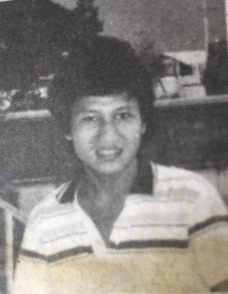 Foto pengarang novel Flamboyan Kembali Berbunga, 1987.
